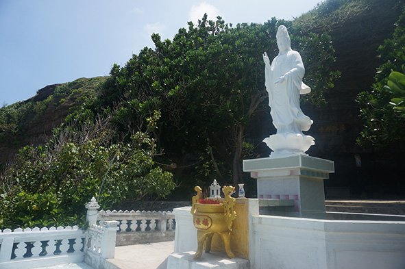 Chua Hang – an exotic pagoda on Ly Son