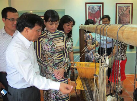 Traditional crafts of Cham ethnic people in Ninh Thuan on display