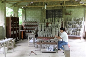 Phuoc Tich ancient village exploits traditional craft for tourism