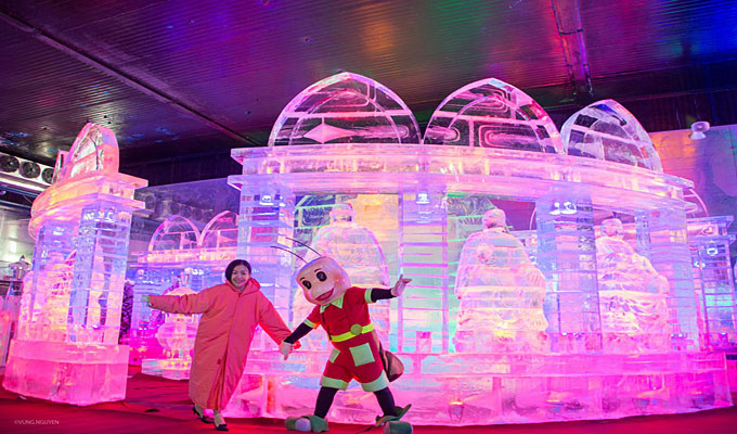 Ho Chi Minh City: Ice sculpture exhibition opens at Dam Sen Park