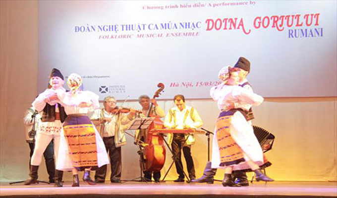 Art troupe helps promote Viet Nam-Romania cultural exchanges