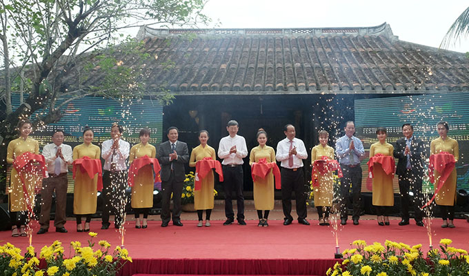 Festival honours traditional trades of silk and brocade