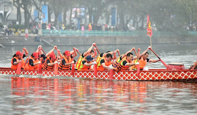 Traditional boat racing in Ha Noi attracts crowds