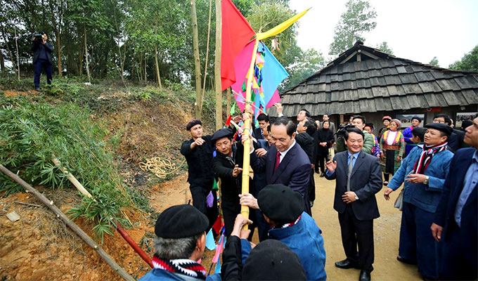President joins ethnic groups at Ha Noi spring festival