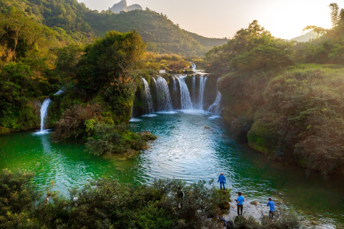 Admiring the mesmerising ‘miniature version of Ban Gioc waterfall’ in Cao Bang