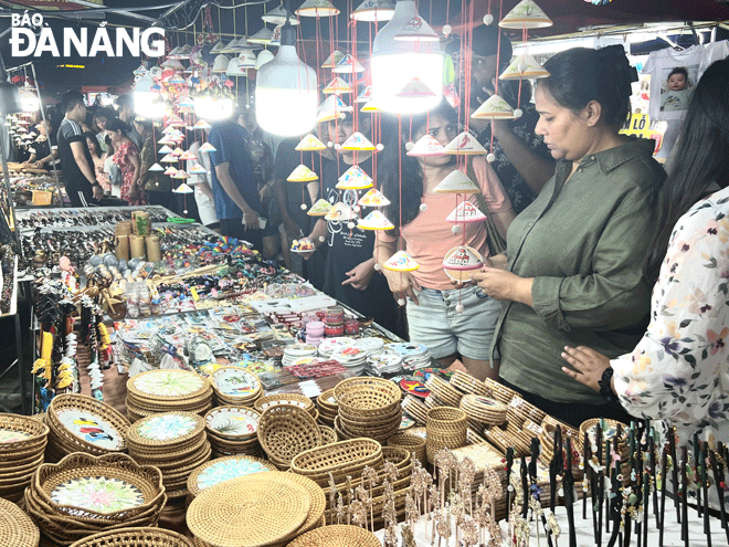 Son Tra Night Market: one of the most visited tourist attractions in Da Nang