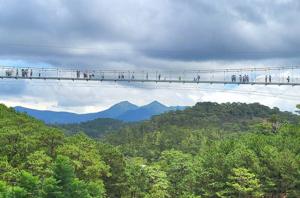 7D glass bridge inaugurated in Da Lat, Lam Dong