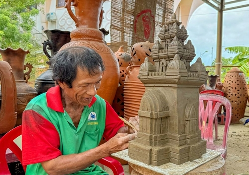 Bau Truc pottery village - rustic charm of Cham pottery making