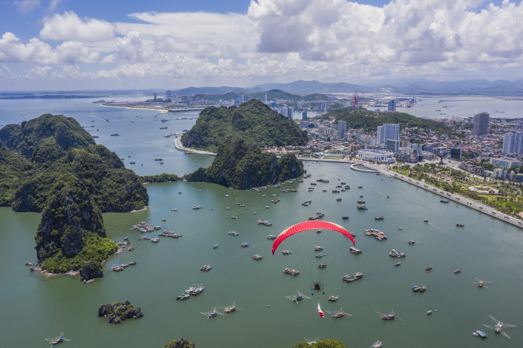 Quang Ninh through the eyes of paragliders