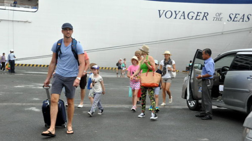 Five-star ship brings over 3,000 foreign visitors to Viet Nam 