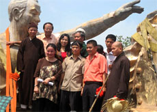 Thanh Giong statue carried to mountain 