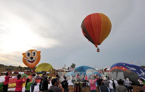 Binh Thuan hosts first international balloon festival 