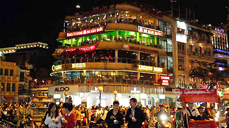 Foreign tourists impressed by Hanoi nightlife 