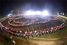 Mass performance of xoe folk dance to set Vietnamese record 