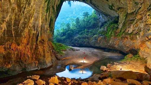 Quang Binh opens up world's biggest cave to tourists 